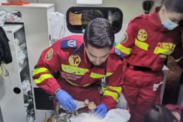 Trei vieți salvate la Târgu Mureş | Gemeni nou-născuţi în ambulanţă, intraţi în stop cardio-respirator, salvaţi de trei echipaje SMURD. DSU: Datorită vouă două suflete sunt în viaţă, iar o mamă poate privi către viitor cu speranţă, încredere şi iubire