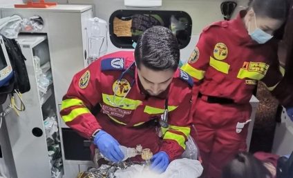 Trei vieți salvate la Târgu Mureş | Gemeni nou-născuţi în ambulanţă, intraţi în stop cardio-respirator, salvaţi de trei echipaje SMURD. DSU: Datorită vouă două suflete sunt în viaţă, iar o mamă poate privi către viitor cu speranţă, încredere şi iubire