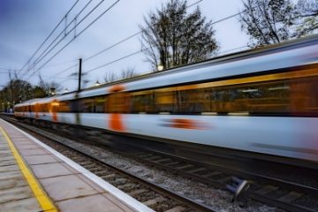 Guvernul a aprobat achiziționarea prin PNRR a 20 de trenuri electrice pentru tranul de călători. Garniturile vor asigura legături directe între marile oraşe ale României