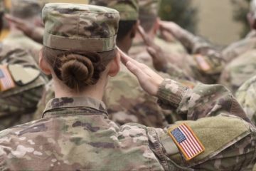 Pentagonul facilitează accesul femeilor din armată la avort