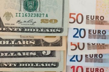Euro valorează mai mult de un dolar pentru prima dată în ultima lună