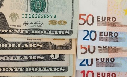 Euro valorează mai mult de un dolar pentru prima dată în ultima lună