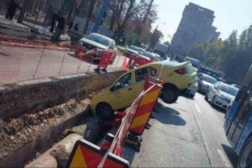 VIDEO Constanţa: Un taximetru fără şofer s-a pus în mişcare şi a căzut într-o groapă unde se efectuau lucrări