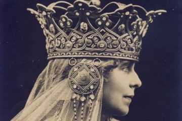 147 de ani de la naşterea Reginei Maria, „Mama Regină“, „Mama răniţilor“, „Regina-soldat“ sau „al doilea soare“ pentru România, așa cum îi ura George Coșbuc