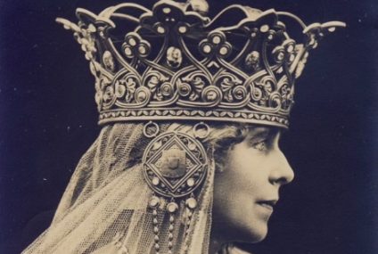 147 de ani de la naşterea Reginei Maria, „Mama Regină“, „Mama răniţilor“, „Regina-soldat“ sau „al doilea soare“ pentru România, așa cum îi ura George Coșbuc