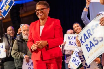 Democrata Karen Bass a devenit prima femeie primar a oraşului Los Angeles