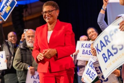 Democrata Karen Bass a devenit prima femeie primar a oraşului Los Angeles
