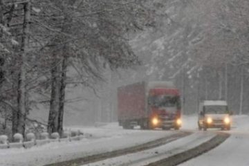 În pasurile montane Prislop și Gutâi din Maramureș se circulă în condiții de iarnă