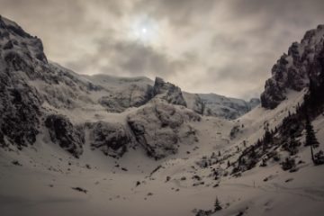 A nins la Vârful Omu, în Munții Bucegi. Turiştii sunt sfătuiți să nu urce pe traseele periculoase, chiar dacă au echipament și sunt antrenați corespunzător