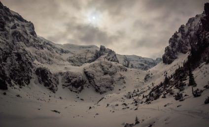 A nins la Vârful Omu, în Munții Bucegi. Turiştii sunt sfătuiți să nu urce pe traseele periculoase, chiar dacă au echipament și sunt antrenați corespunzător