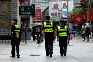 Autoritățile chineze au crescut prezenţa poliţiei pe străzi în marile oraşe pentru a preveni noi proteste față de restricţii