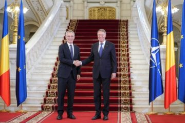 Jens Stoltenberg: Nu îl putem lăsa pe Putin să câştige, asta ar arăta altor lideri că pot atinge ţeluri prin forţă şi ar fi o lume mult mai periculoasă. Klaus Iohannis: Avem nevoie mai mult ca niciodată de un NATO puternic și solidar