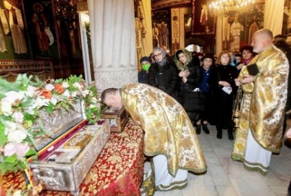 Biserica Sfântul Gheorghe Nou din București: Racla cu mâna făcătoare de minuni a Sfântului Nicolae și Cinstitul Brâu al Maicii Domnului, aşezate spre închinare