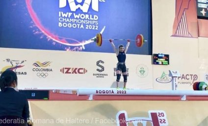 Mihaela-Valentina Cambei, medaliată cu argint la Mondialele de haltere din Columbia.  Românca a stabilit un nou record european la smuls