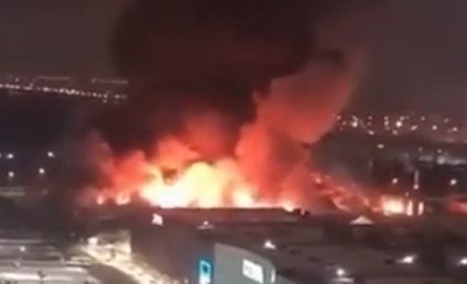 Rusia: Incendiu uriaş izbucnit la un centru comercial din regiunea Moscova. Este suspectat un „act criminal”