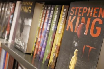 Autori de top consolează o debutantă dezamăgită de prima lansare. Stephen King: La sesiunea mea de autografe, un puști gras a spus: „Hei, amice, știi unde găsesc niște cărți naziste?”