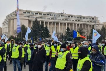 Poliţiştii protestează la Ministerului Finanţelor solicitând aplicarea legii cadru privind salarizarea