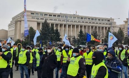 Poliţiştii protestează la Ministerului Finanţelor solicitând aplicarea legii cadru privind salarizarea