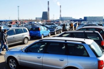 Afacerile din comerţul cu autovehicule au crescut în primele 10 luni cu 5,4%; serviciile de piaţă s-au majorat cu 27,3%