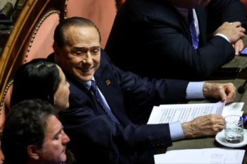 Berlusconi le promite fotbaliștilor săi un „autobuz plin cu prostituate”