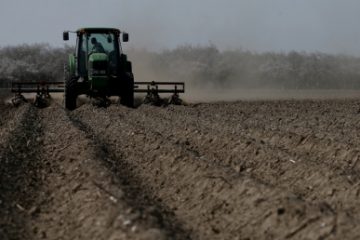 Terenul arabil este mai scump în România decât în Bulgaria, Franţa sau Ungaria