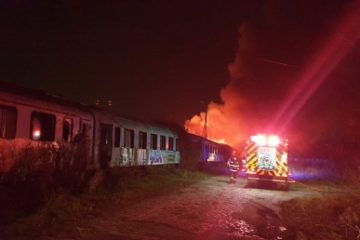 Incendiu în Gara Basarab din București. Au ars mai multe vagoane dezafectate de la două garnituri de tren. Nu sunt victime