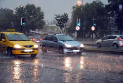 Infotrafic: Se circulă în condiţii de ploaie în majoritatea zonelor ţării. Toate porturile de la Marea Neagră sunt închise