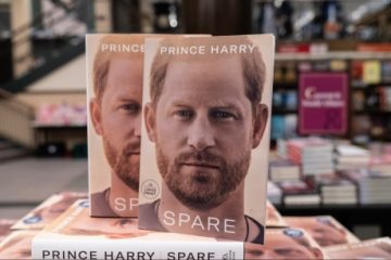Cartea de memorii a Prințului Harry înregistrează vânzări record, depășindu-i pe soții Obama