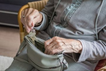 Arad: O poşetă cu bani, ceasuri şi bijuterii găsită pe stradă, restituită proprietarei de 80 de ani