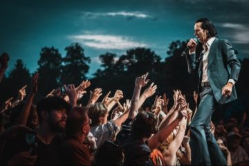 Reacția lui Nick Cave, după ce un fan i-a trimis niște versuri scrise de ChatGPT care îi imită stilul: „O batjocură grotescă a ideii de om”