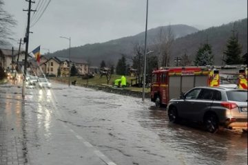 Vâlcea: Inundaţii la Călimăneşti şi Bujoreni. Traficul rutier de pe DN7, deviat la Călimăneşti, pe centura ocolitoare