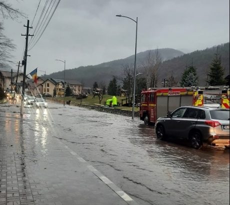 valcea:-inundatii-la-calimanesti-si-bujoreni.-traficul-rutier-de-pe-dn7,-deviat-la-calimanesti,-pe-centura-ocolitoare