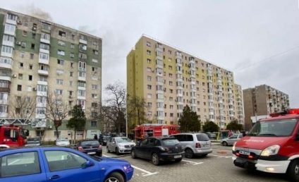 Incendiu într-un bloc de zece etaje din Arad. Patru persoane, între care doi copii, au fost duse la spital. Zeci de persoane au fost evacuate