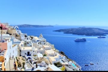 O destinație turistică iubită de români, în pericol. Un vulcan din largul insulei Santorini dă semne de trezire