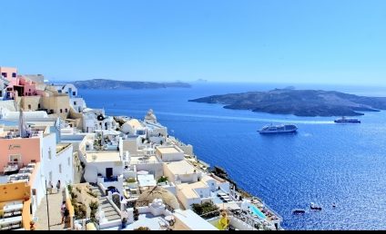 O destinație turistică iubită de români, în pericol. Un vulcan din largul insulei Santorini dă semne de trezire