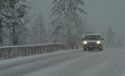 Viscolul și ninsorile au închis drumuri și au blocat mașini pe șosele. Autorităţile din unele judeţe au fost prinse pe picior greşit, unele utilaje pentru deszăpezire s-au stricat
