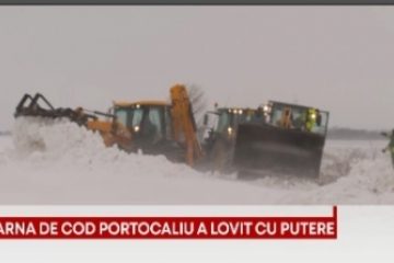 Circulație în condiții de iarnă. Drumuri închise de viscol și ninsori în județele Buzău și Vrancea. Mașini și TIR-uri blocate pe drumul european 85. Porturile sunt închise