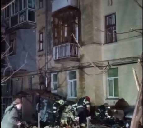 ucraina:-o-racheta-ruseasca-a-lovit-o-cladire-de-locuinte-din-harkov.-o-persoana-si-a-pierdut-viata-si-alte-cel-putin-trei-au-fost-ranite