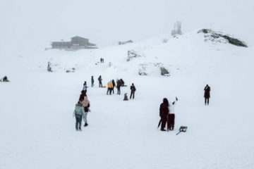 Atenţionare de risc mare de avalanşă în zona Bâlea Lac, unde zăpada a depăşit un metru jumătate