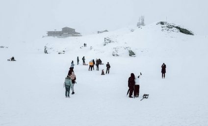 Atenţionare de risc mare de avalanşă în zona Bâlea Lac, unde zăpada a depăşit un metru jumătate