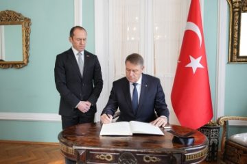 Președintele Klaus Iohannis a semnat în cartea de condoleanțe deschisă la Ambasada Republicii Turcia