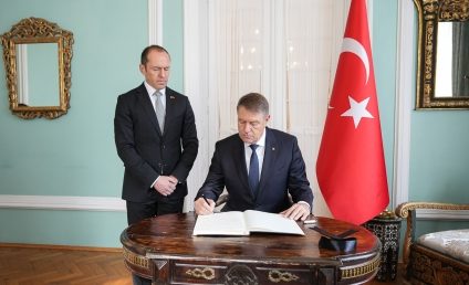Președintele Klaus Iohannis a semnat în cartea de condoleanțe deschisă la Ambasada Republicii Turcia