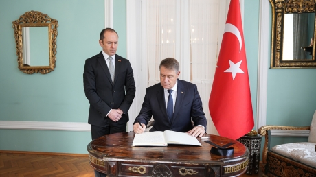 presedintele-klaus-iohannis-a-semnat-in-cartea-de-condoleante-deschisa-la-ambasada-republicii-turcia