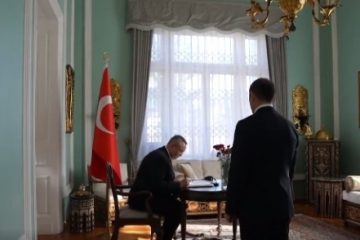 Premierul Nicolae Ciucă: Cu inima îndurerată, am semnat astăzi în Cartea de condoleanţe deschisă la Ambasada Republicii Turcia la Bucureşti
