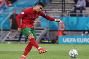 Un tricou semnat de Cristiano Ronaldo a fost scos la licitaţie pentru ajutorarea victimelor cutremurului din Turcia