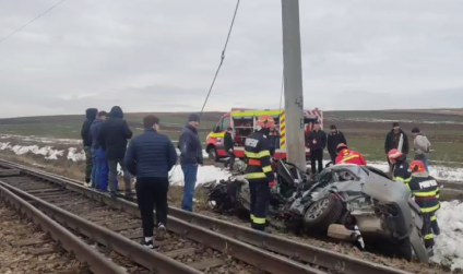 Două femei au murit și doi copii sunt în stare gravă, după ce mașina în care se aflau a fost lovită de tren, în judeţul Suceava. Cauza accidentului, nerespectarea semnalelor acustice şi luminoase