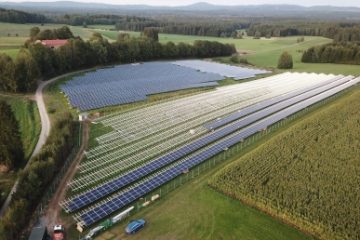 Construirea celui mai mare parc fotovoltaic din Europa va începe în vară la Arad, cu o investiție de 800 de milioane de euro