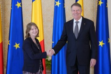 Președintele Klaus Iohannis a primit patru ambasadori la Palatul Cotroceni, cu ocazia prezentării scrisorilor lor de acreditare. Printre ei se numără și Kathleen Ann Kavalec, ambasadorul SUA