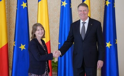 Președintele Klaus Iohannis a primit patru ambasadori la Palatul Cotroceni, cu ocazia prezentării scrisorilor lor de acreditare. Printre ei se numără și Kathleen Ann Kavalec, ambasadorul SUA