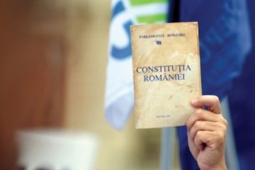 Eveniment dedicat aniversării a 100 de ani de la adoptarea Constituţiei la Parlament. Preşedintele şi premierul, printre invitaţi